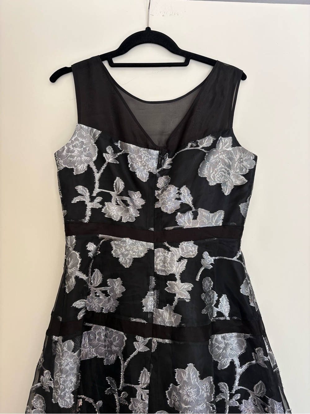 Stunning Kay Unger Black and Silver Silk Cocktail Dress - Picture 5 of 6
